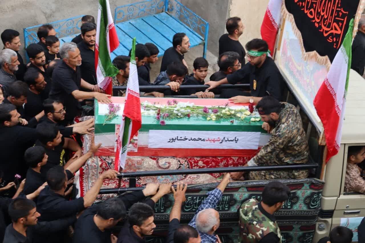 شکوه حضور مردم کویرات آران و بیدگل در مراسم تشییع شهید محمد خشاپور + عکس