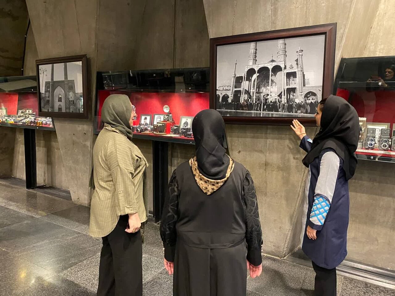 «در سوگ سرو» با محوریت تصاویر تاریخی اماکن زیارتی مهمان برج آزادی + عکس