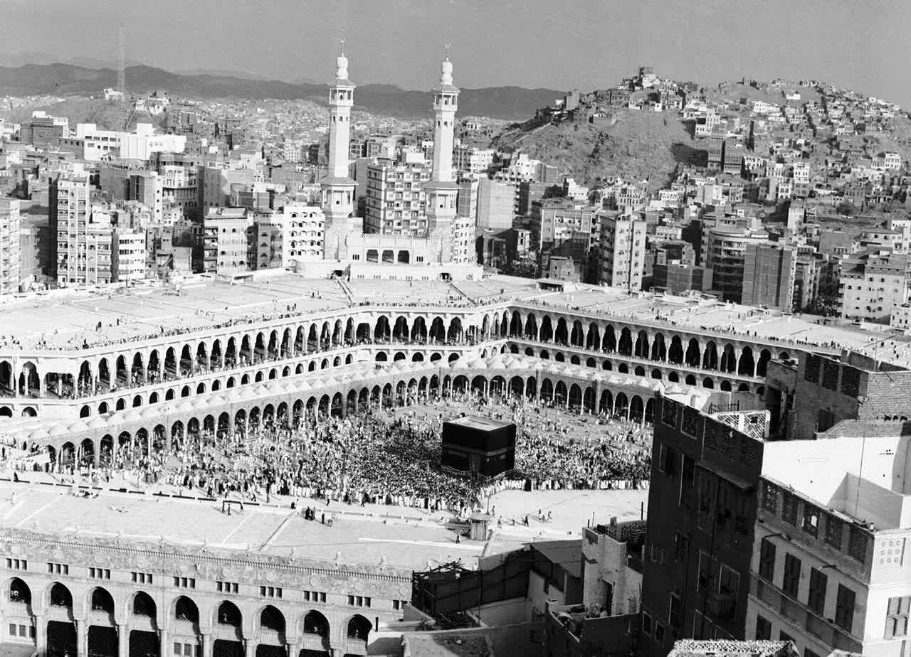 «در سوگ سرو» با محوریت تصاویر تاریخی اماکن زیارتی مهمان برج آزادی + عکس