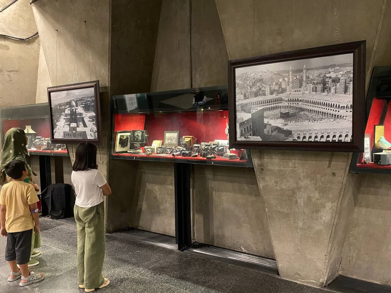 «در سوگ سرو» با محوریت تصاویر تاریخی اماکن زیارتی مهمان برج آزادی + عکس