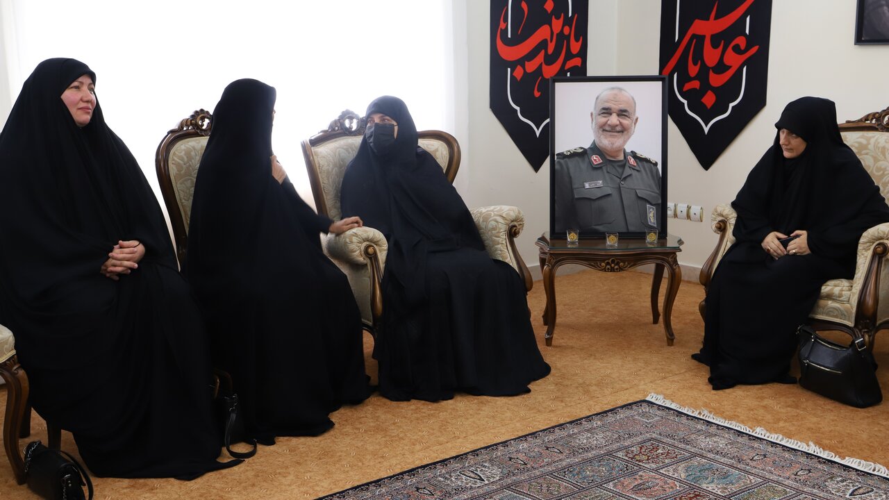 دیدار جمعی از همسران شهدای مدافع حرم با خانواده سپهبد شهید حاج حسین سلامی