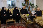 قالیباف با دو دختر و برادر سپهبد شهید باقری دیدار کرد