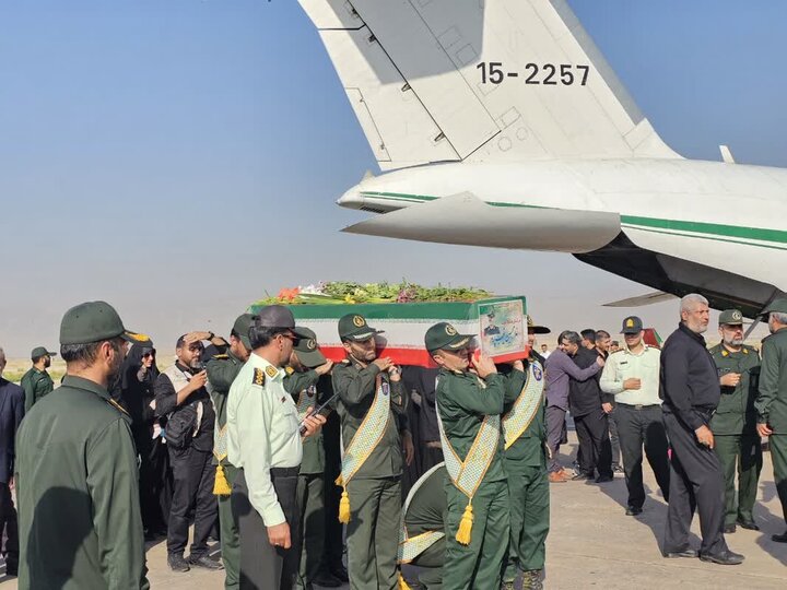 استقبال از پیکر سردار شهید غلامحسین غیب‌ پرور در فرودگاه شیراز+فیلم