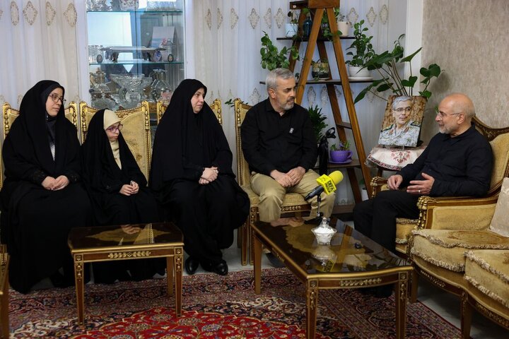 قالیباف با دو دختر و برادر سپهبد شهید باقری دیدار کرد