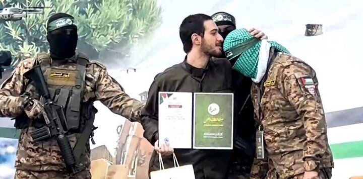 حماس از نظامیان رژیم صهیونیستی خواست سلاح خود را زمین بگذارند + فیلم