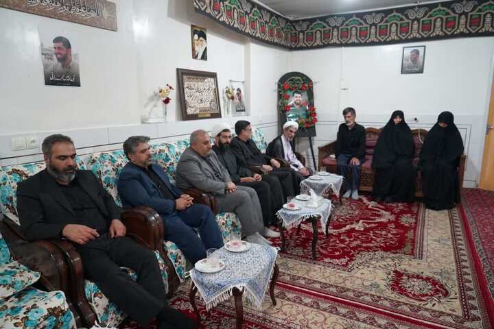 دیدار جمعی از مسئولان استان اصفهان با خانواده شهیدان براتی