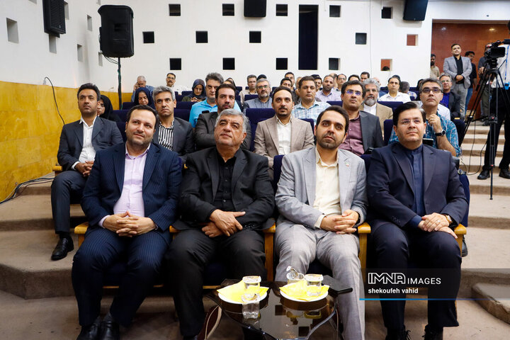 آیین بهره‌برداری از پروژه‌های جدید هوشمندسازی شهرداری اصفهان