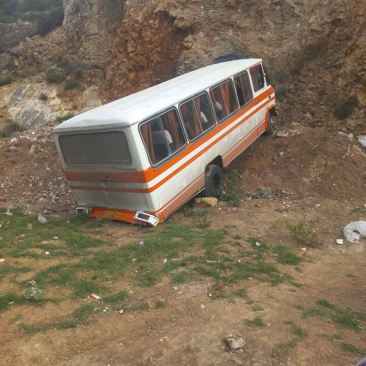 مصدومیت ۸ نفر بر اثر انحراف مینی‌بوس در محور دودانگه ساری