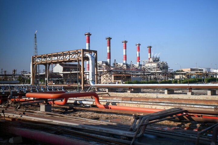 مهار حریق پالایشگاه آبادان/ یک نفر درگذشت