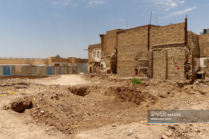 کشف بیش از ۱۰۰ قطعه سکه تاریخی در کاوش محوطه باستانی کمرزین