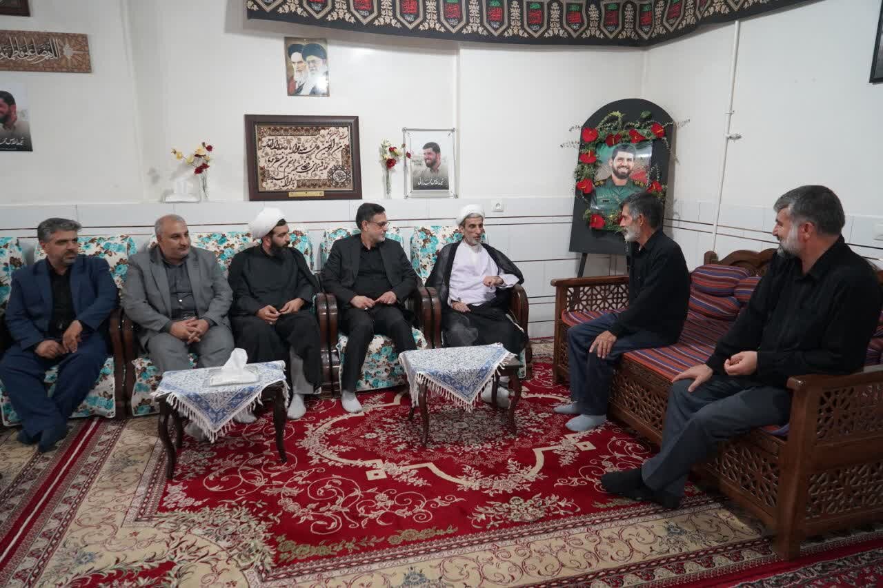 دیدار جمعی از مسئولان استان اصفهان با خانواده شهیدان براتی