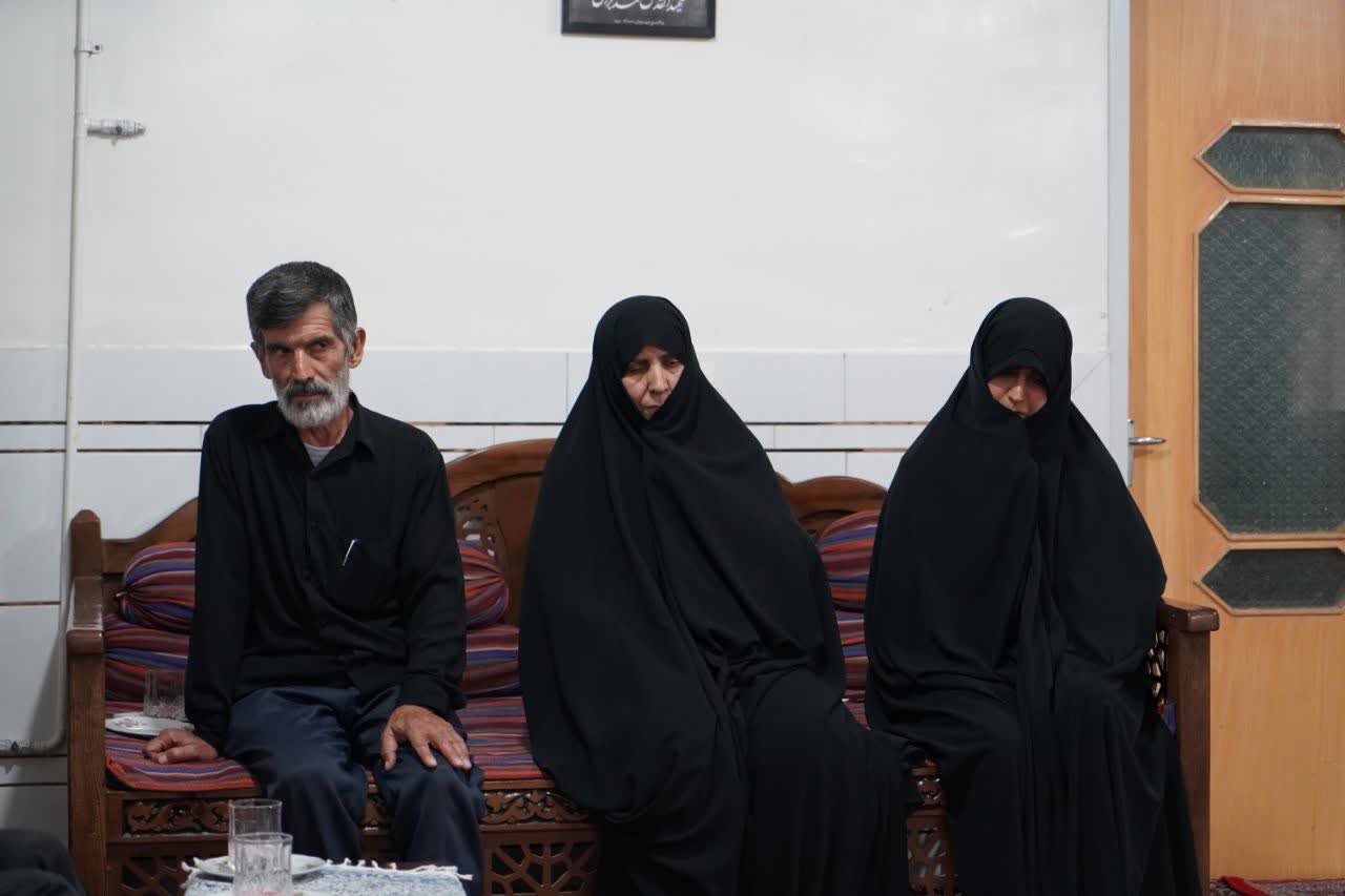 دیدار جمعی از مسئولان استان اصفهان با خانواده شهیدان براتی