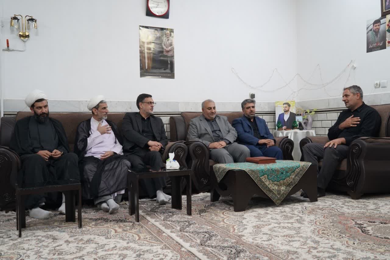 دیدار جمعی از مسئولان استان اصفهان با خانواده شهیدان براتی