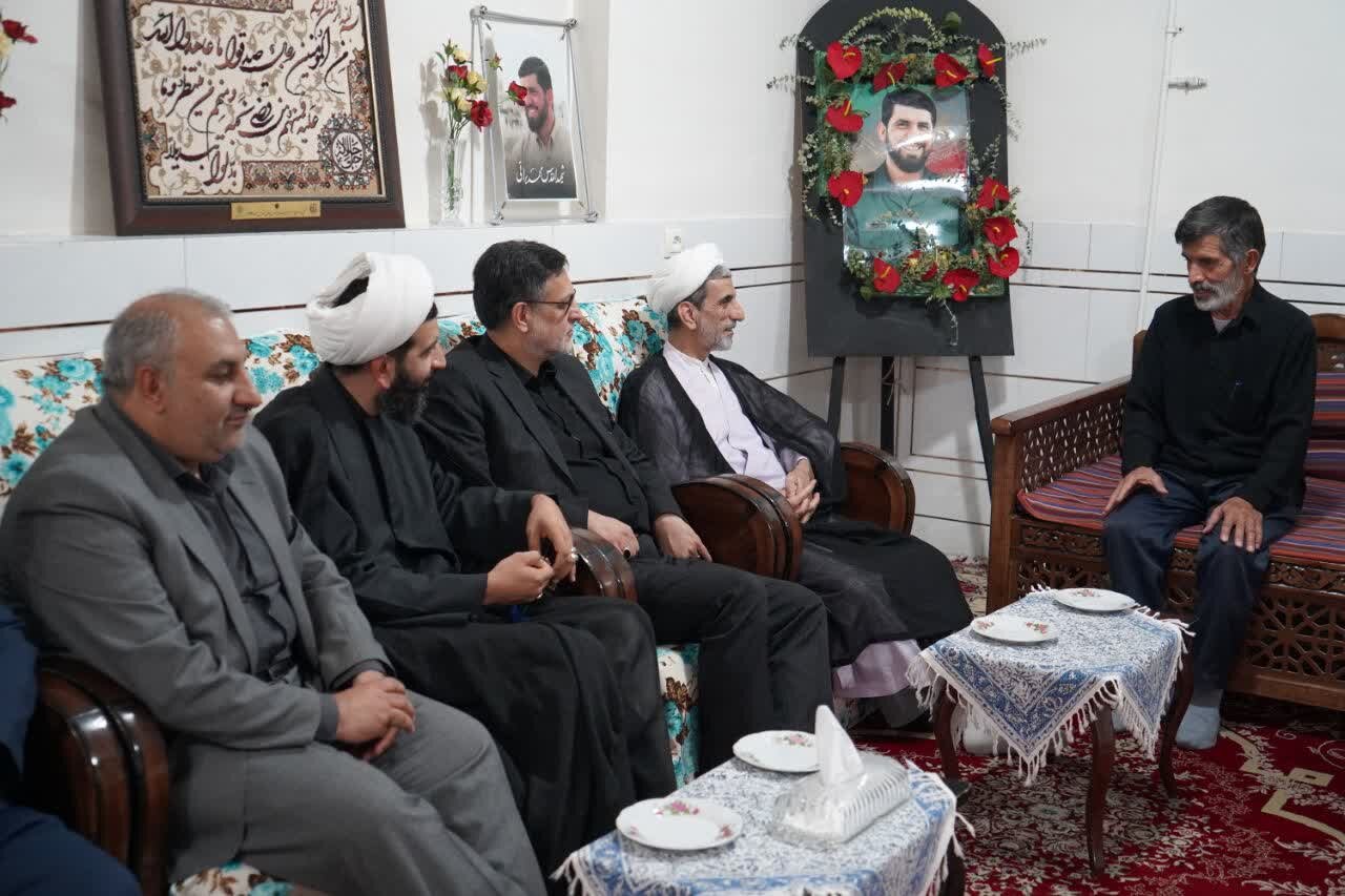 دیدار جمعی از مسئولان استان اصفهان با خانواده شهیدان براتی
