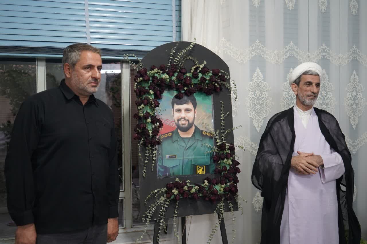 دیدار جمعی از مسئولان استان اصفهان با خانواده شهیدان براتی