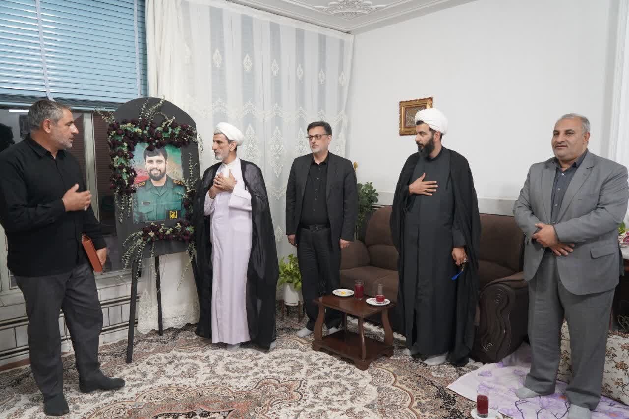 دیدار جمعی از مسئولان استان اصفهان با خانواده شهیدان براتی