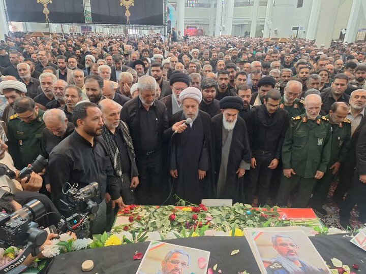 اقامه نماز بر پیکر شهید غیب پرور