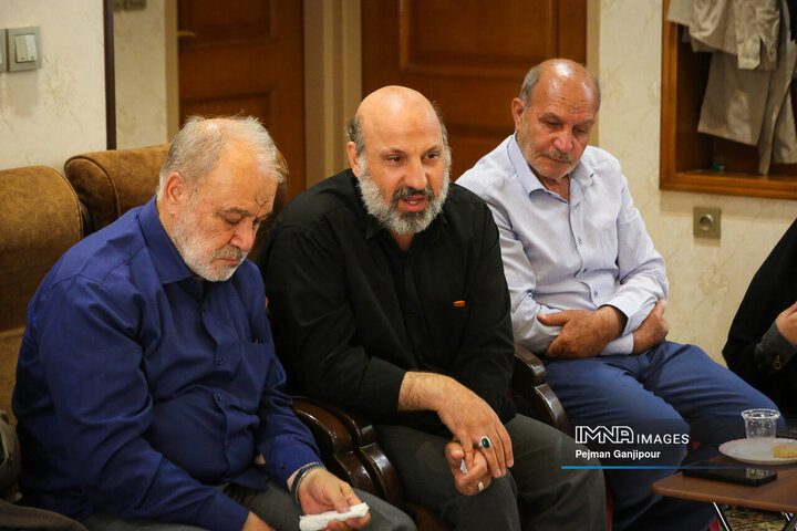 دیدار رئیس و اعضای شورای شهر اصفهان با خانواده 2 شهید اقتدار ایران