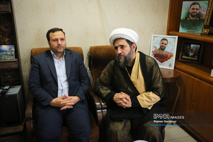 دیدار رئیس و اعضای شورای شهر اصفهان با خانواده 2 شهید اقتدار ایران