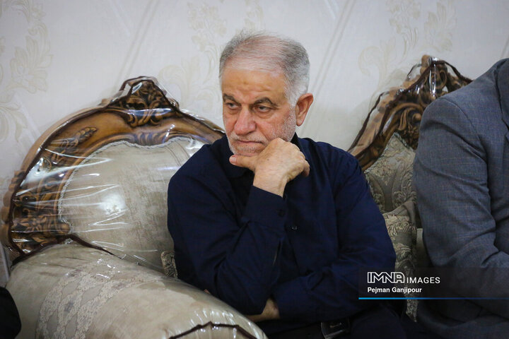 دیدار رئیس و اعضای شورای شهر اصفهان با خانواده 2 شهید اقتدار ایران