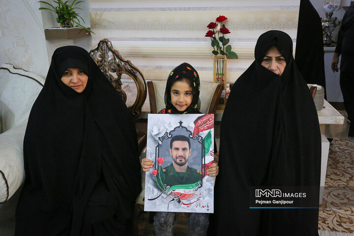 دیدار رئیس و اعضای شورای شهر اصفهان با خانواده 2 شهید اقتدار ایران