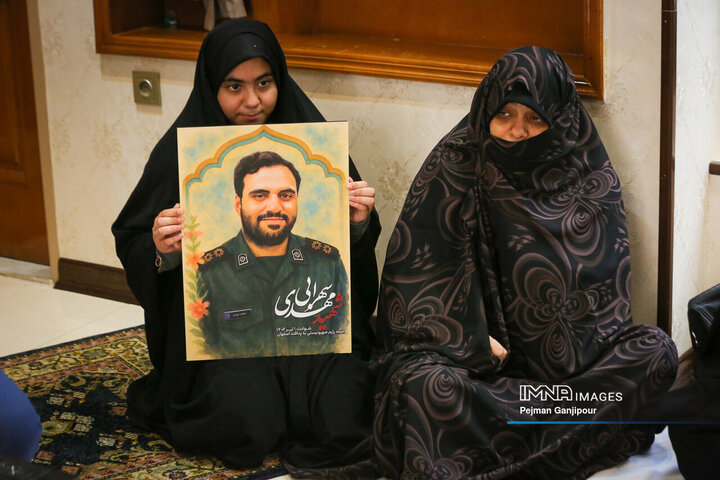 دیدار رئیس و اعضای شورای شهر اصفهان با خانواده 2 شهید اقتدار ایران