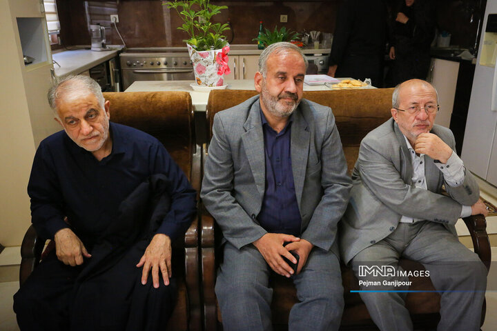 دیدار رئیس و اعضای شورای شهر اصفهان با خانواده 2 شهید اقتدار ایران