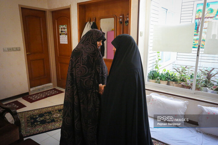 دیدار رئیس و اعضای شورای شهر اصفهان با خانواده 2 شهید اقتدار ایران