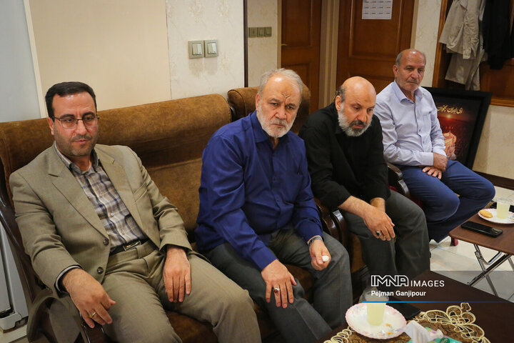 دیدار رئیس و اعضای شورای شهر اصفهان با خانواده 2 شهید اقتدار ایران