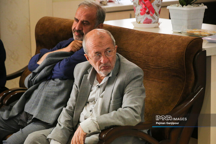 دیدار رئیس و اعضای شورای شهر اصفهان با خانواده 2 شهید اقتدار ایران