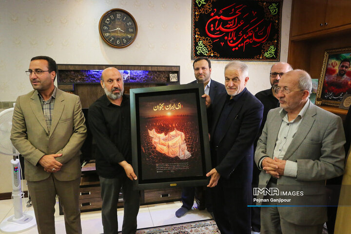 دیدار رئیس و اعضای شورای شهر اصفهان با خانواده 2 شهید اقتدار ایران