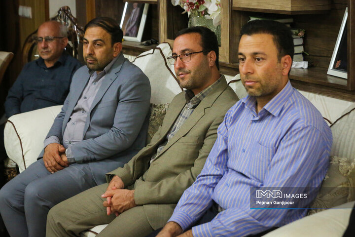 دیدار رئیس و اعضای شورای شهر اصفهان با خانواده 2 شهید اقتدار ایران