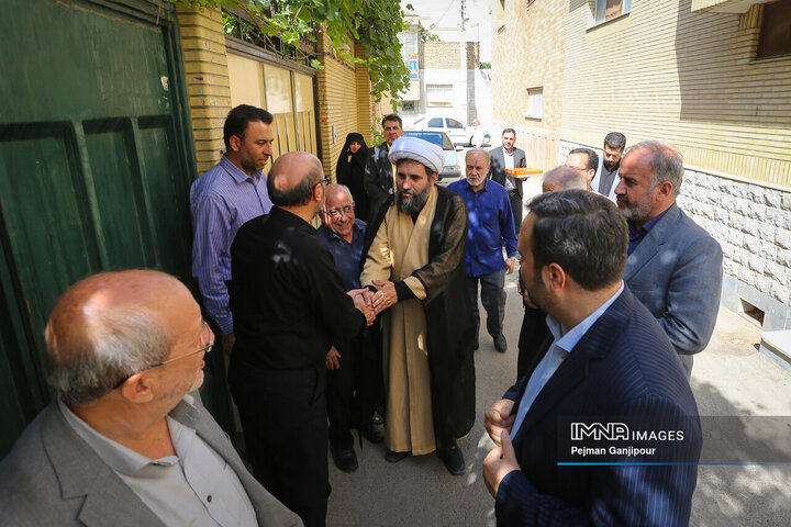 حضور رئیس و اعضای شورای اسلامی شهر اصفهان در منزل شهیدان سهرابی در منطقه ۱۱ اصفهان