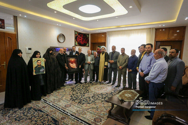 دیدار رئیس و اعضای شورای شهر اصفهان با خانواده 2 شهید اقتدار ایران