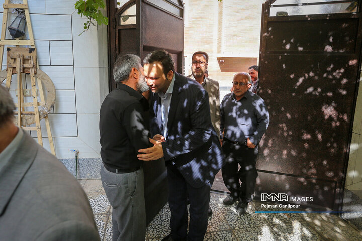 دیدار رئیس و اعضای شورای شهر اصفهان با خانواده 2 شهید اقتدار ایران