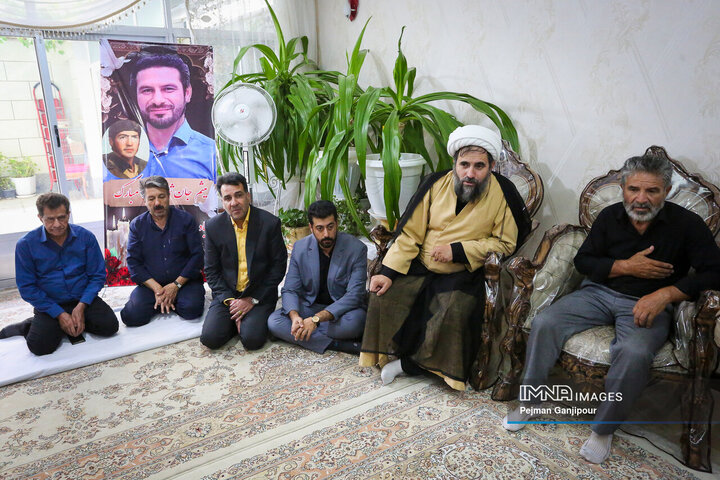 دیدار رئیس و اعضای شورای شهر اصفهان با خانواده 2 شهید اقتدار ایران