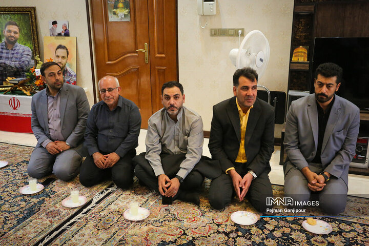 دیدار رئیس و اعضای شورای شهر اصفهان با خانواده 2 شهید اقتدار ایران