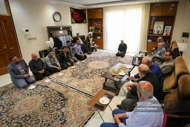 دیدار رئیس و اعضای شورای شهر اصفهان با خانواده 2 شهید اقتدار ایران