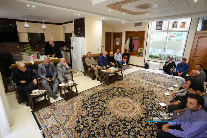 دیدار رئیس و اعضای شورای شهر اصفهان با خانواده 2 شهید اقتدار ایران