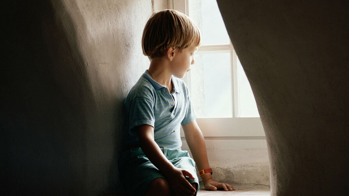 سایه سنگین سرکوب احساسات در کودکی بر آینده زندگی