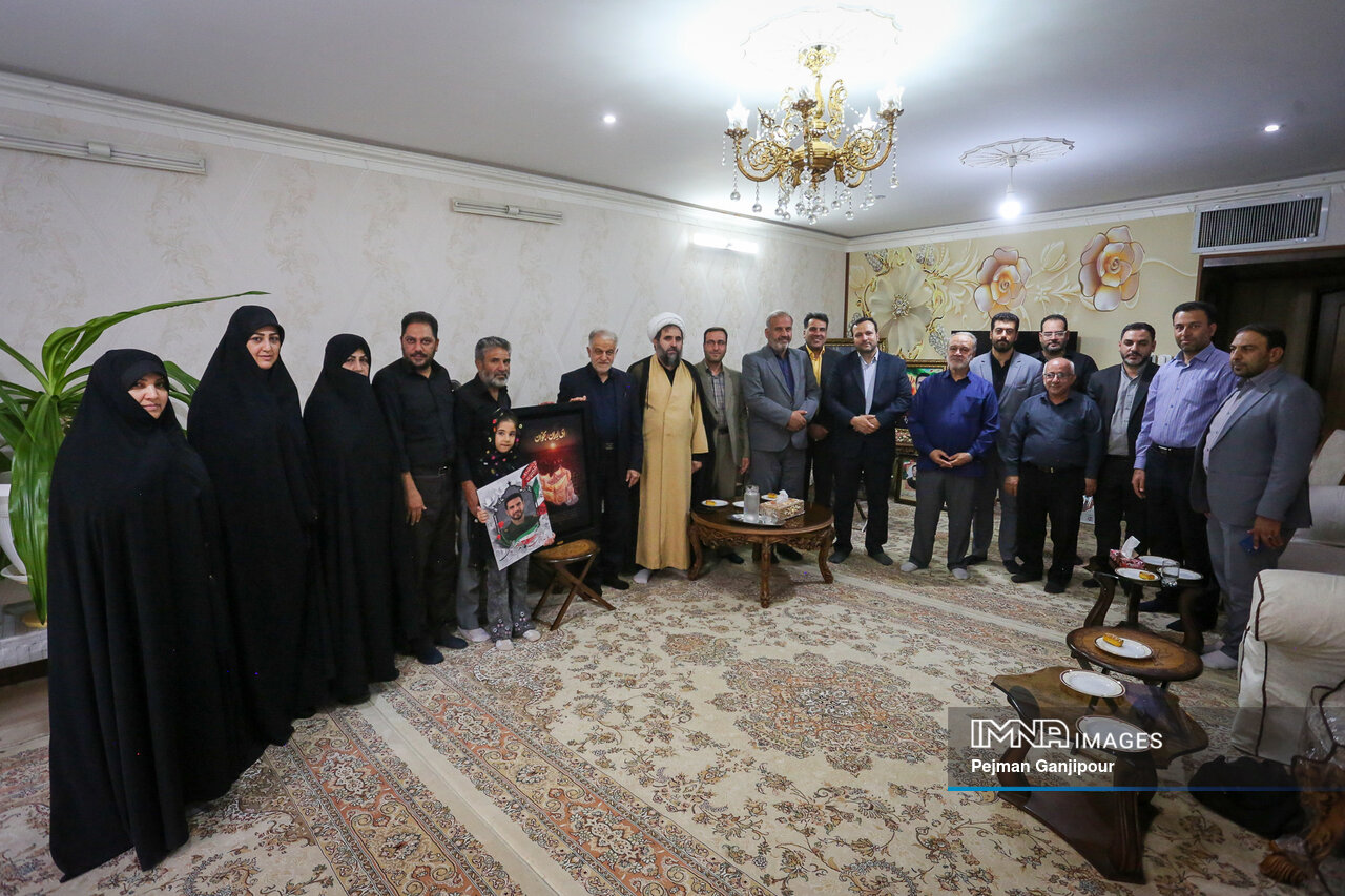 حضور رئیس و اعضای شورای اسلامی شهر اصفهان در منزل شهیدان سهرابی در منطقه ۱۱ اصفهان