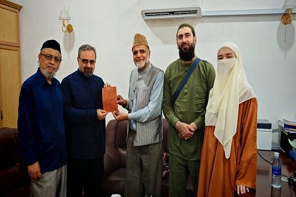 استاد دانشگاه مالزی به زبان اردو برای رهبری سرود