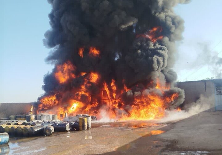 اطفای حریق گسترده در کارگاه فراورده‌های نفتی در جاده‌ زیار