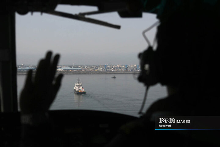 ورود شناور روسیه به آب های ایران و استقبال یگان های آیین نیروی دریایی ارتش جمهوری اسلامی ایران در بندرانزلی