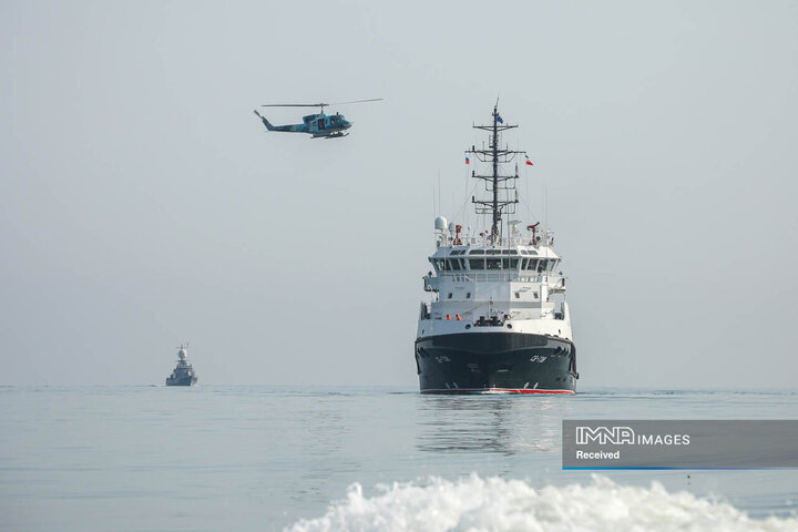 ورود شناور روسیه به آب های ایران و استقبال یگان های آیین نیروی دریایی ارتش جمهوری اسلامی ایران در بندرانزلی