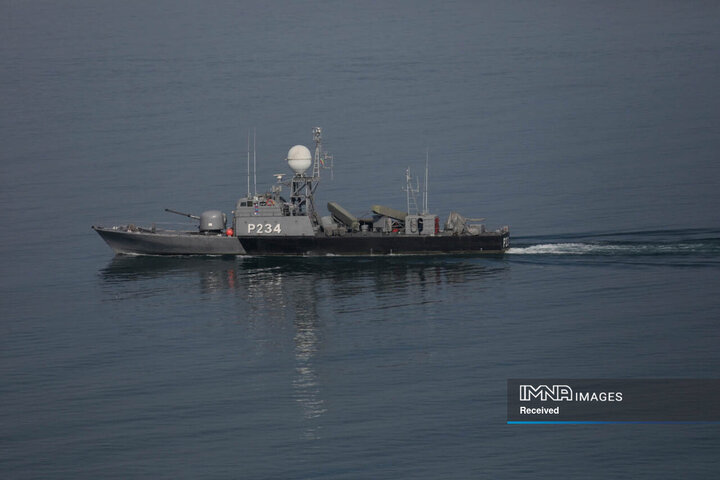 ورود شناور روسیه به آب های ایران و استقبال یگان های آیین نیروی دریایی ارتش جمهوری اسلامی ایران در بندرانزلی