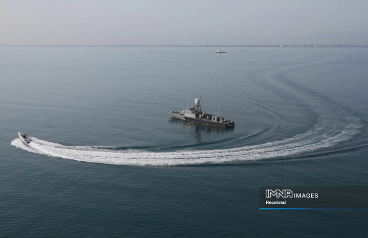 ورود شناور روسیه به آب های ایران و استقبال یگان های آیین نیروی دریایی ارتش جمهوری اسلامی ایران در بندرانزلی