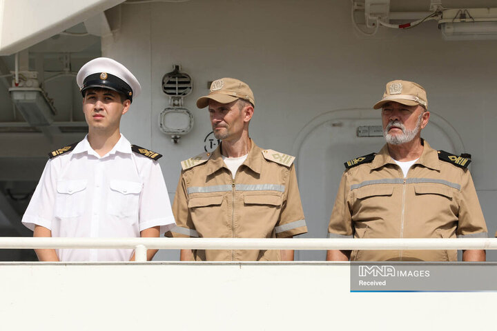 ورود شناور روسیه به آب های ایران و استقبال یگان های آیین نیروی دریایی ارتش جمهوری اسلامی ایران در بندرانزلی