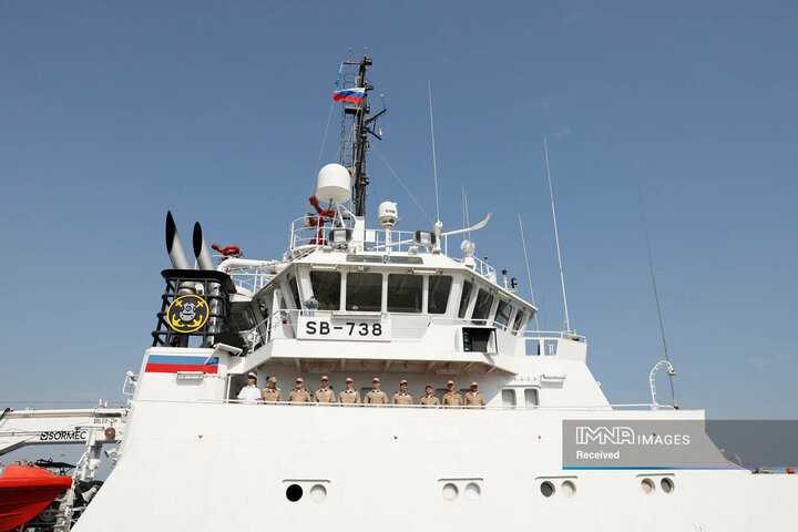 ورود شناور روسیه به آب های ایران و استقبال یگان های آیین نیروی دریایی ارتش جمهوری اسلامی ایران در بندرانزلی