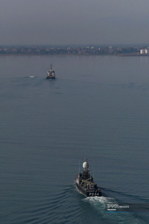 ورود شناور روسیه به آب های ایران و استقبال یگان های آیین نیروی دریایی ارتش جمهوری اسلامی ایران در بندرانزلی